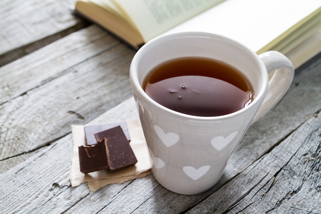 Style de vie - thé au chocolat et livre