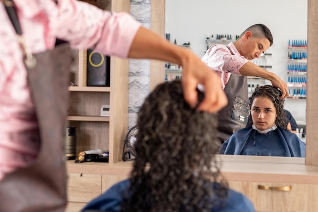 Styliste professionnel préparant les cheveux pour le séchage après le traitement de la couleur