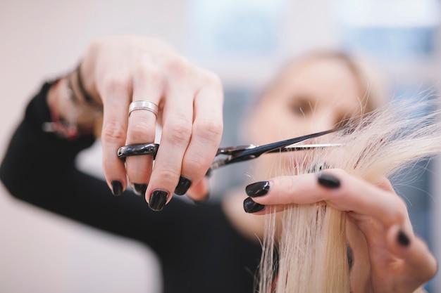 Photo styliste professionnel taillant les pointes de cheveux