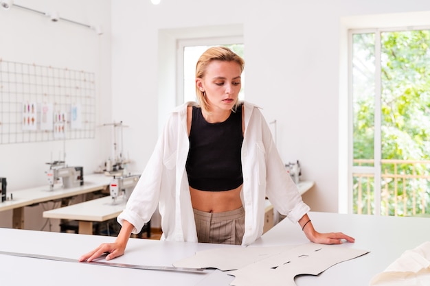 Photo styliste travaillant dans un atelier de création de vêtements - tailleur de vêtements travaillant sur une nouvelle collection