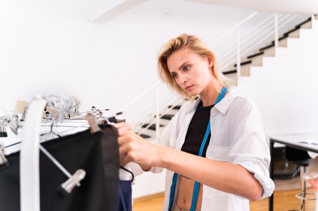 Styliste travaillant dans un atelier de création de vêtements - Tailleur de vêtements travaillant sur une nouvelle collection