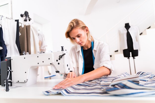 Styliste travaillant dans un atelier de création de vêtements - Tailleur de vêtements travaillant sur une nouvelle collection