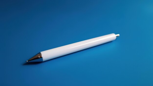 Un stylo blanc avec un stylo argenté sur fond bleu.