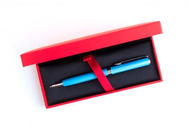 Stylo bleu dans une boîte rouge