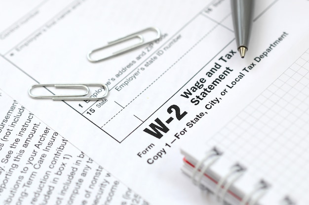 Le stylo et le cahier figurant sur le formulaire de déclaration d’impôt W-2.