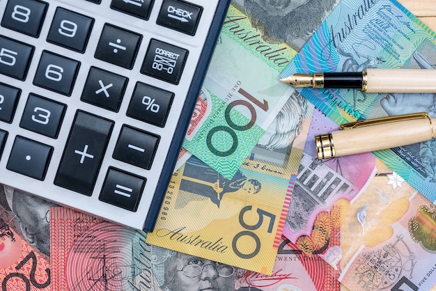 Stylo et calculatrice sur les billets en dollars australiens