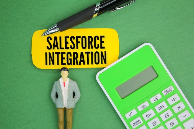 stylo calculatrice miniature personnes et papier avec le mot Salesforce Integration le concept Sales
