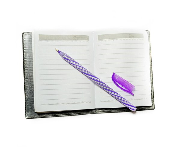 Stylo et carnet de notes sur fond blanc