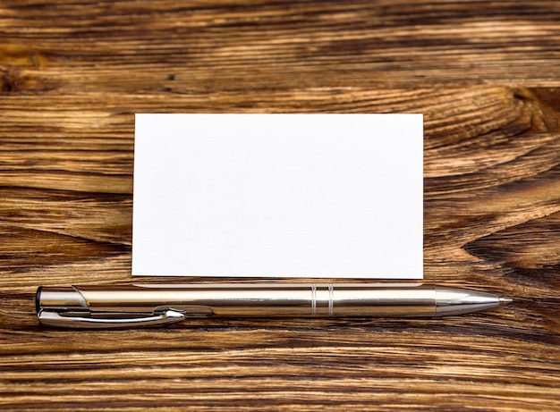 Stylo avec carte de visite sur table en bois