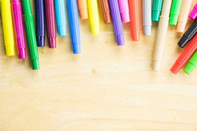 Stylo coloré sur fond en bois. Retour à l&#39;école.