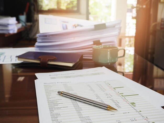 Le stylo et le document sur la table.