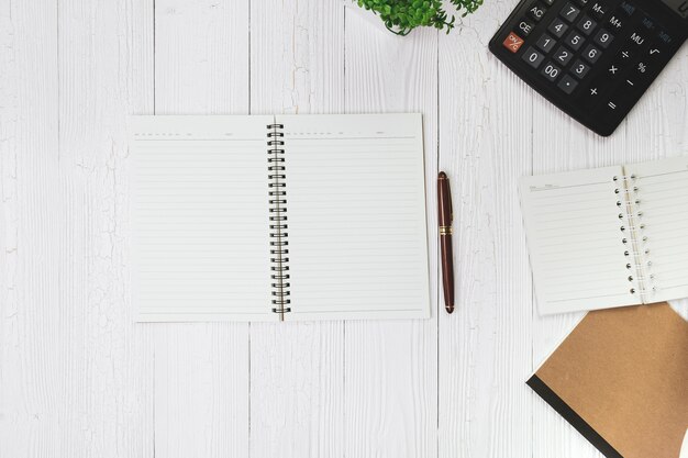 Stylo à Encre Avec Papier Pour Ordinateur Portable Et Calculatrice Sur Bois