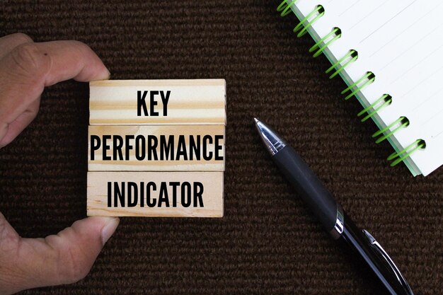 stylo livre et coller avec les mots Key Performance Indicator ou KPI