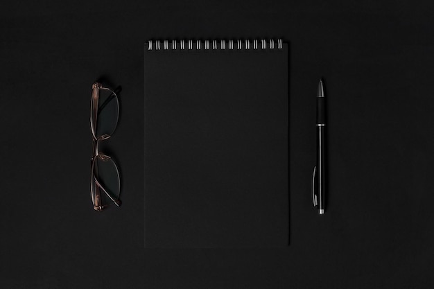 Stylo Et Lunettes De Cahier Noir Vierge Sur Fond Sombre Vue De Dessus Fond