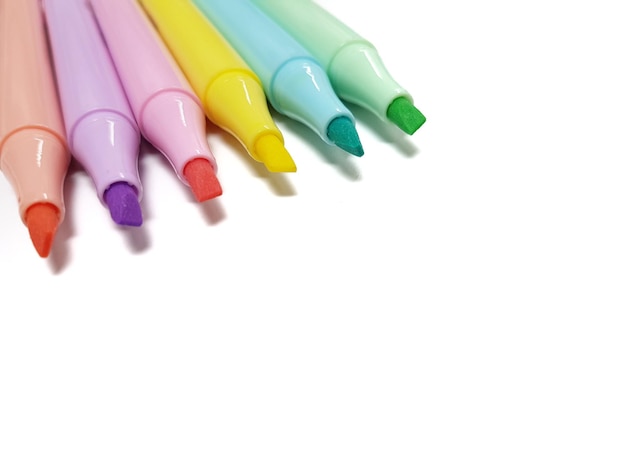 Un stylo de mise en valeur coloré sur fond blanc