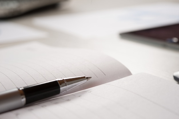 Stylo sur une page d'agenda vide