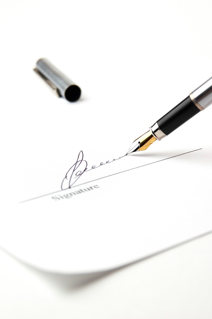 Photo stylo et page de signature. ton blanc