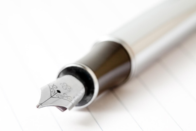 Stylo plume d'écriture sur un fond blanc