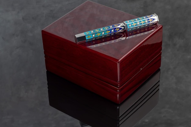 stylo plume sur marbre et fond gris Concept de cadeau Espace de copie