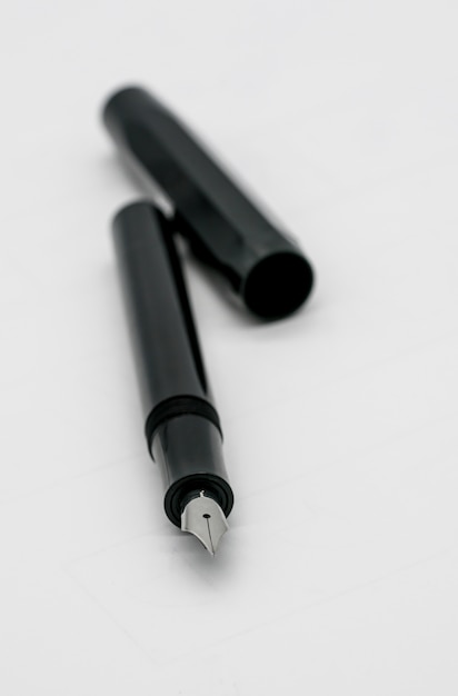 Photo stylo-plume noir avec plume d'argent isolé sur blanc