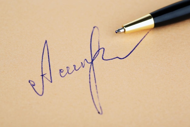 Stylo et signature sur fond de papier