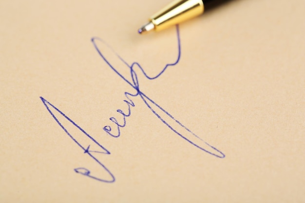 Stylo et signature sur fond de papier