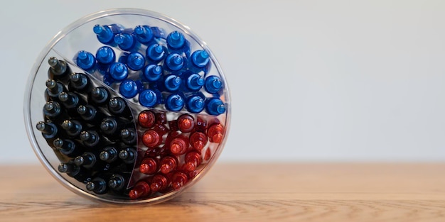 Stylos à bille rouge noir et bleu sur table de bureau