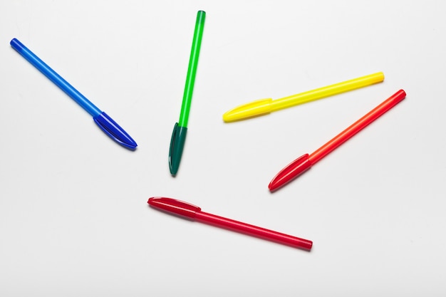 Stylos de différentes couleurs