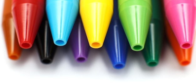 Photo stylos gel multicolores isolés sur un fond blanc closeup copiez la bannière de l'espace