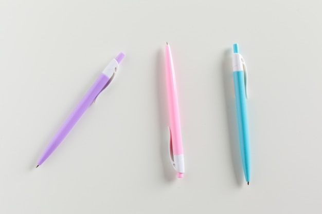 Stylos isolés sur blanc