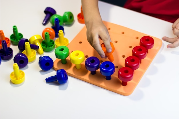 Stylos pour enfants jouant aux champignons en plastique sur fond blanc