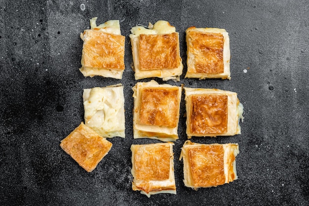 Su Boregi Tabla turc borek ou burek avec du fromage Fond noir Vue de dessus