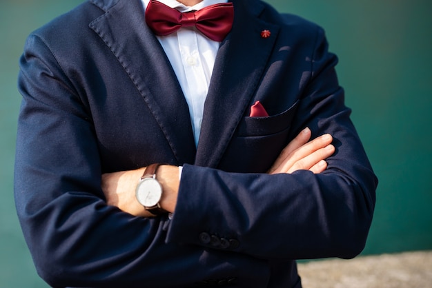 Suave homme moderne dans un style décontracté avec la montre à portée de main.