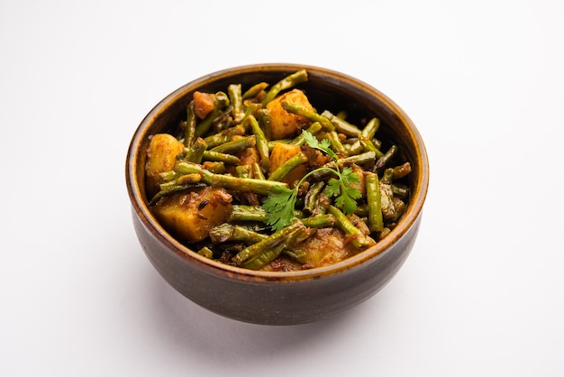 Subji ou sabzi de style indien Chawli Aloo, frites sèches de haricots longs et de pommes de terre, servies dans un bol, mise au point sélective