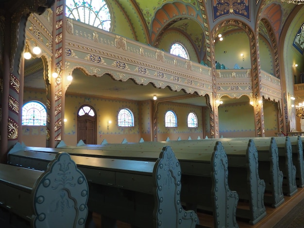 Subotica Serbie 12 septembre 2021 Bancs rangées de sièges et de chaises dans la synagogue Intérieur intérieur de la religion juive locaux de culte et centre de la vie religieuse de la communauté