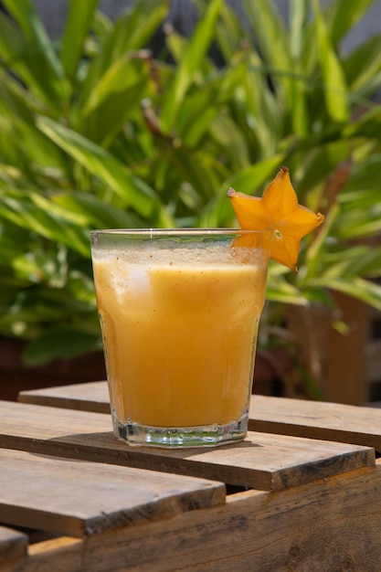 Suc de fruit étoilé de carambole nourriture tropicale boisson de petit déjeuner