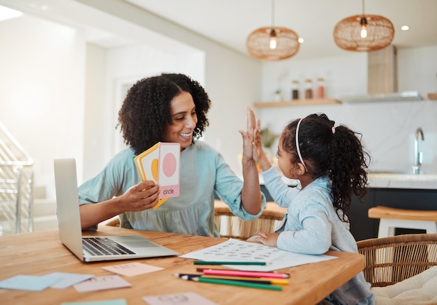 Photo succès des cinq devoirs ou mère avec un enfant heureux pour célébrer les objectifs d'apprentissage des formes ou le quiz de test sourire de travail d'équipe ou mère fière enseignant à la maternelle une fille ou un enfant avec soutien ou motivation