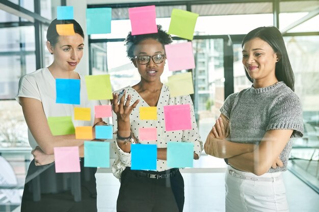 Photo le succès commence par une stratégie photo recadrée de trois femmes d'affaires élaborant des stratégies dans leur bureau