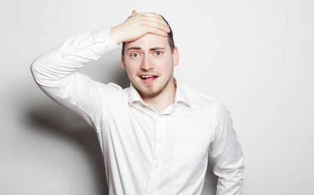 Succès commercial et concept de personnes jeune homme d'affaires portant une chemise blanche isolé sur blanc