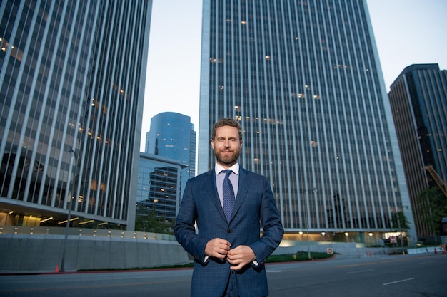 Succès de l'entreprise homme prospère en costume professionnel directeur exécutif à l'extérieur du bureau