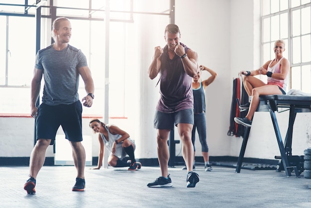 Le succès est une série de petites victoires Photo d'un groupe de fitness célébrant une victoire au gymnase