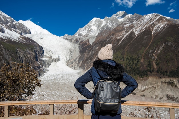 Un succès de femme de randonnée dans la montagne de pic de neige à l&#39;automne