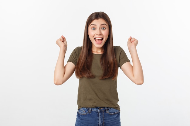 Succès gagnant femme heureuse extatique célébrant être un gagnant. Image énergétique dynamique du modèle féminin caucasien isolé sur fond blanc