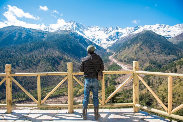 Un succès de l&#39;homme, randonnée dans la montagne de pic de neige à l&#39;automne, concept de voyage personnes