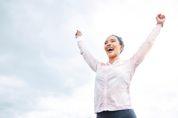 Succès de remise en forme excité et femme gagnante avec la célébration de l'exercice de signe de puissance et le ciel des nuages se moquent pour la publicité Personne de coureur de sport d'énergie et de bien-être heureux avec la réalisation de l'objectif d'entraînement