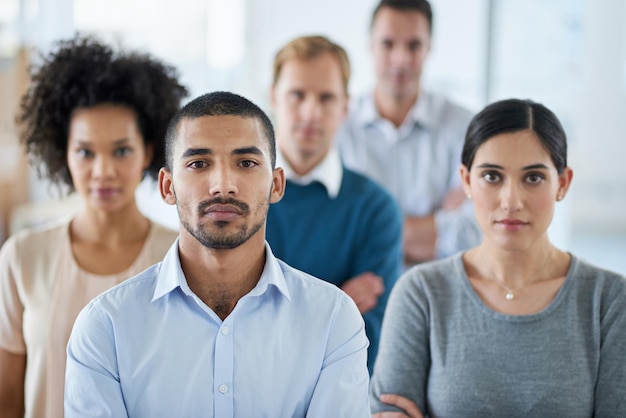 Succès ou rien du tout Portrait d'un groupe de collègues divers debout dans un bureau