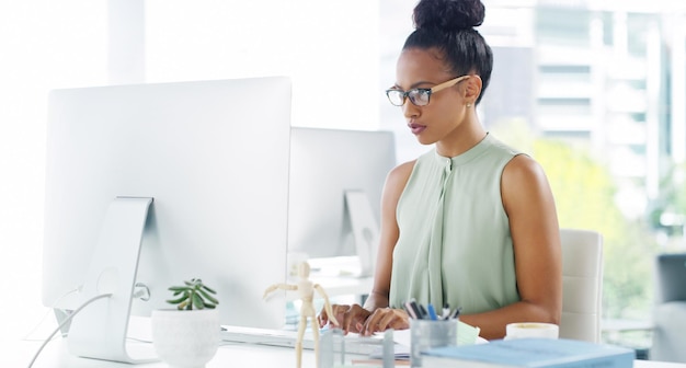 Le succès se résume toujours à la force avec laquelle vous travaillez tous les jours Photo d'une jolie jeune femme d'affaires travaillant à son bureau dans un bureau moderne