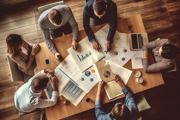 Succès Vue de dessus de jeunes gens modernes en vêtements décontractés intelligents se tenant la main les uns sur les autres dans un symbole d'unité tout en étant assis dans le bureau de création AI générative