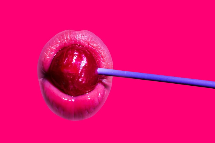 Photo sucer les lèvres lécher la bouche sucette lèvres brillantes femelles rouges et sucette rose bonbon