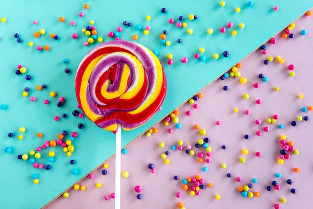 Sucette et bonbons de couleur bonbon pour enfants sur fond vert et rose